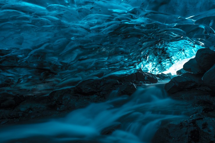 Impermanence-beaute-abstraite-des-grottes-de-glace-en-Islande